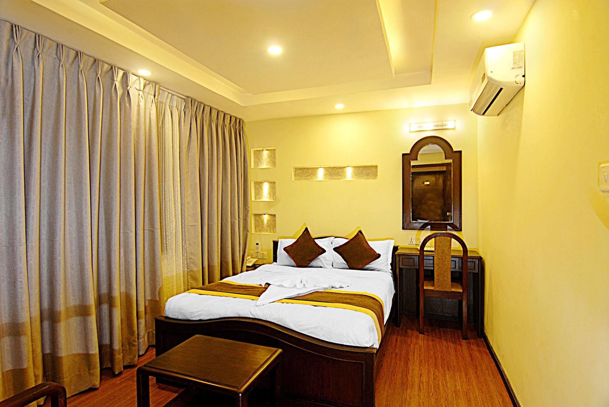 Kathmandu Grand Hotel Экстерьер фото