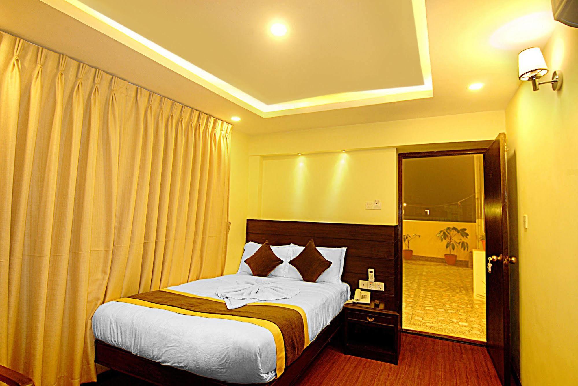 Kathmandu Grand Hotel Экстерьер фото